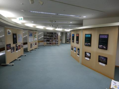 2階文学コーナー　展示風景