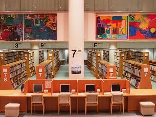 三重県立図書館内観