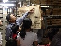 館内ガイドツアー図書館探険隊の様子